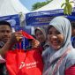 Warga kota Semarang antusias mengunjungi stand Pertamina di halaman Balaikota Semarang yang menyediakan paket sembako murah.