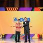 SVP Human Capital Management PT Bank Central Asia Tbk (BCA), Yonathan Kurniawan (kiri) menerima secara langsung penghargaan pada ajang HR Asia Award 2024.